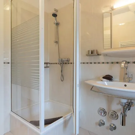 Haus-langeness-og-app-stiller-hafen * Brösum